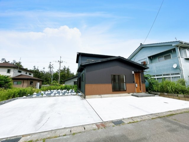 柏崎市荒浜１丁目の中古一戸建の駐車場