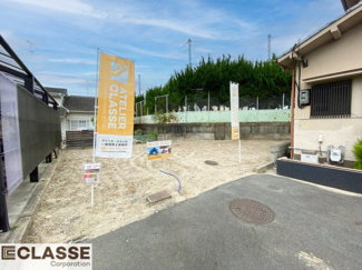 【前面道路含む現地写真】 | 城陽市平川指月　新築戸建 | 久津川小学校まで徒歩5分圏内のため、お子様の通学も安心です。