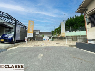 【前面道路含む現地写真】 | 城陽市平川指月　新築戸建 | 前道との高低差はありません。
