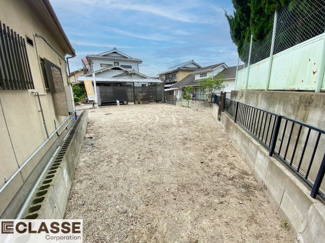 【前面道路含む現地写真】 | 城陽市平川指月　新築戸建 | 周辺にはコンビニエンスストアやスーパー、ドラックストア等ございます。