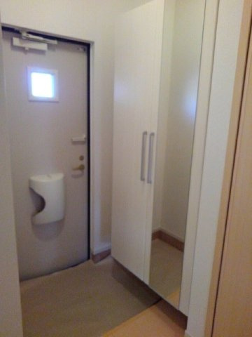 ラウレールＡの玄関