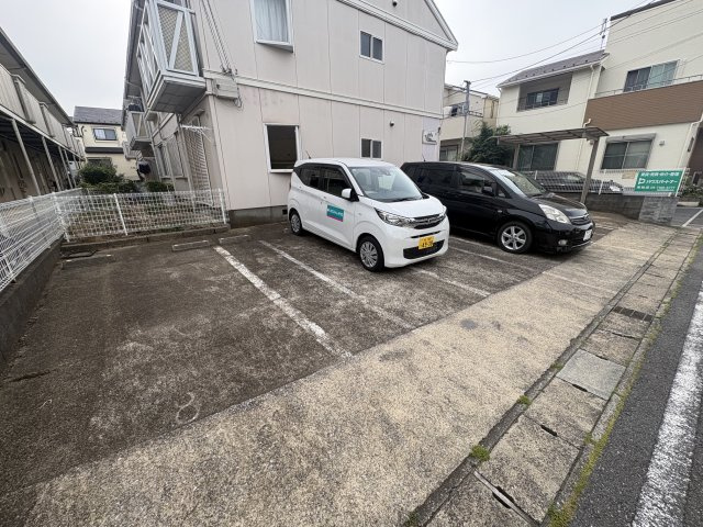 ヴィラ松ヶ丘 Dの駐車場