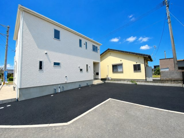 クレイドルガーデン／南区城南町舞原第８／1号棟の前面道路含む現地写真