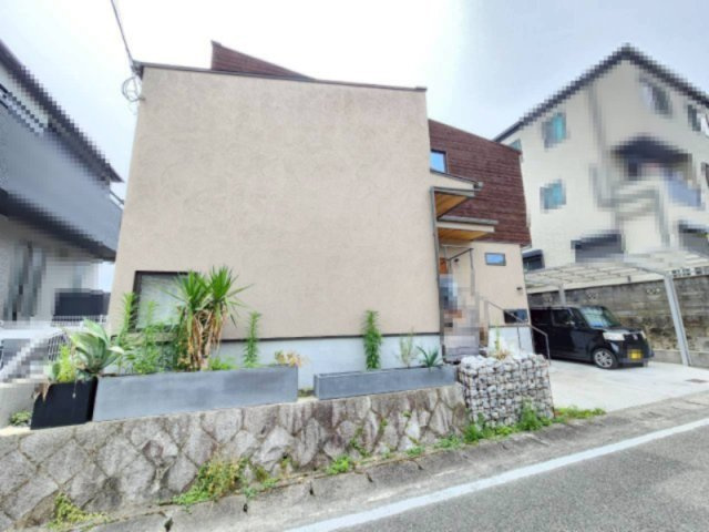 亀岡市篠町森上垣内の外観|西面にはあえて開口部（窓）を小さくとり、西日を避けた設計となっています。（以下、R8.6撮影）
