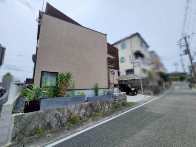 亀岡市篠町森上垣内の前面道路含む現地写真|間口は広々約13.35ｍ、前道幅員は約6.0ｍ！