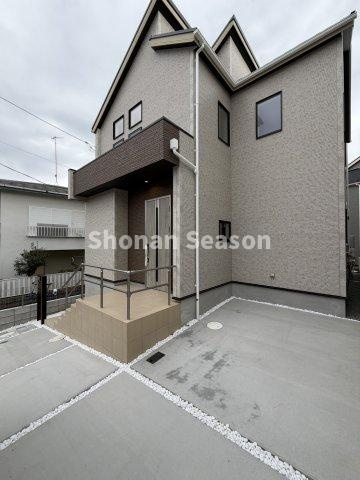 【現地画像あり】伊勢原市東大竹　全５棟　2号棟の駐車場|キレイに整備された外構も魅力的！
お車はゆとりの２台駐車が可能です♪