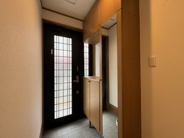 神戸市垂水区王居殿１丁目戸建の玄関