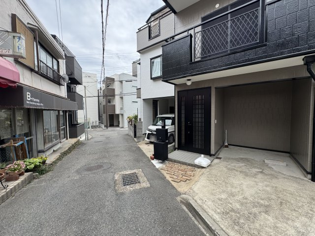 神戸市垂水区王居殿１丁目戸建の前面道路含む現地写真