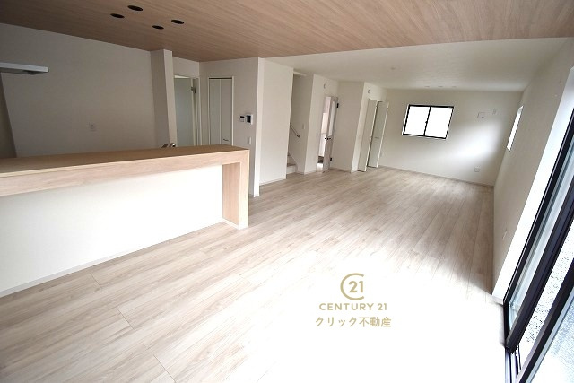 TERRACE　水戸市吉沢町　5期 　1の居間・リビング|洗練された明るいLDK。カーテンやラグの色、質感、選ぶ家具などで雰囲気が変わりますので、お好みのインテリアを楽しみましょう♪