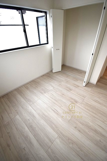 TERRACE　水戸市吉沢町　5期 　1の洋室|折戸を開くと壁面クローゼット。衣類が横一列に並ぶためひと目で洋服が選びやすい！衣類をたくさんお持ちの方もスッキリ片付きます♪