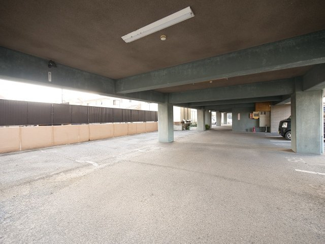コープエスポワールⅠ棟の駐車場