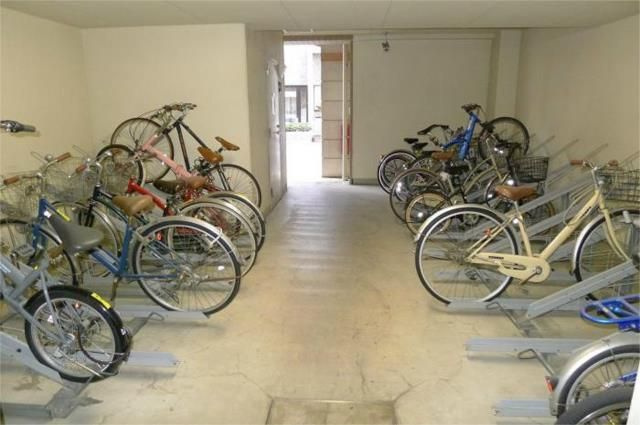 ステージファースト三軒茶屋アジールコートの駐車場|■駐輪場（屋内のスライド式自転車ラック）