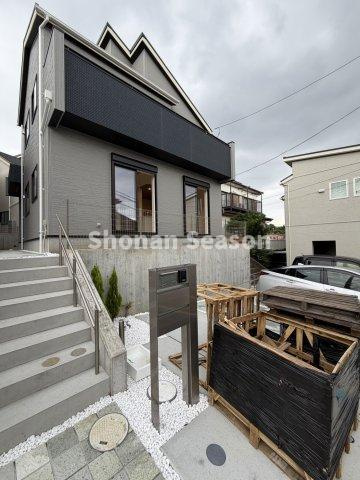 【現地画像あり】伊勢原市東大竹　全５棟　4号棟の外観|アプローチ階段でプライバシーをしっかり確保！
手すり付きで、小さなお子様・お年寄りの昇降もスムーズです♪