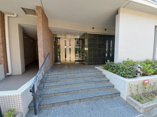 甲子園六石町ハイツのエントランス