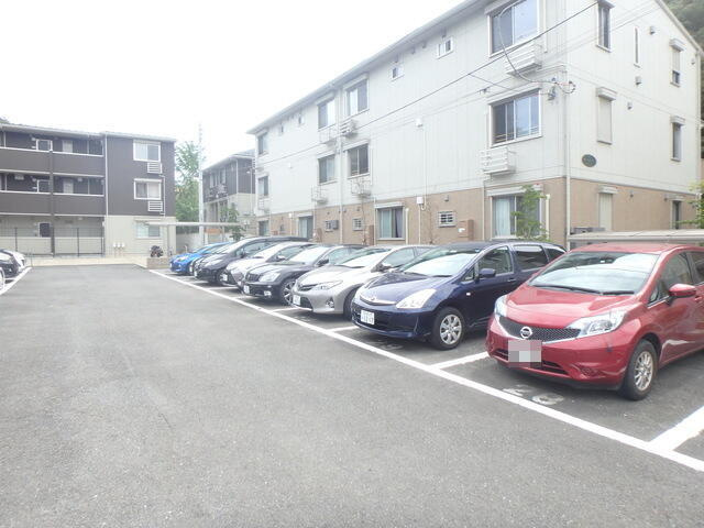 川崎市麻生区上麻生５丁目のアパートの駐車場