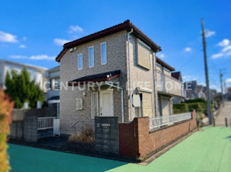 【前面道路含む現地写真】 | 落ち着いた住宅街に佇む店舗付き住宅。視認性の高い角地に位置し、住居と店舗を兼ね備えた利便性の高い一邸です。