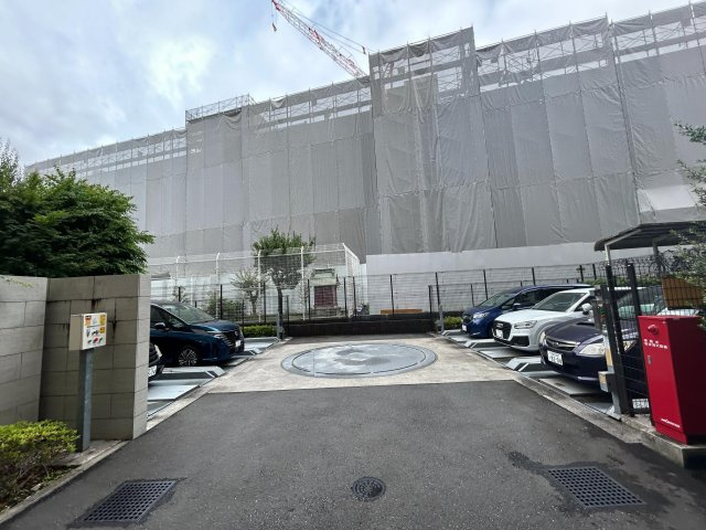 クリオ府中の駐車場