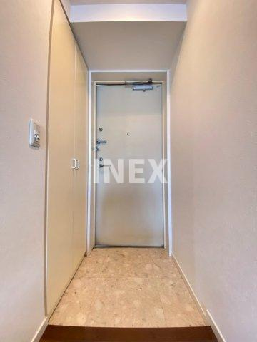 横浜市中区長者町３丁目の賃貸マンションの玄関