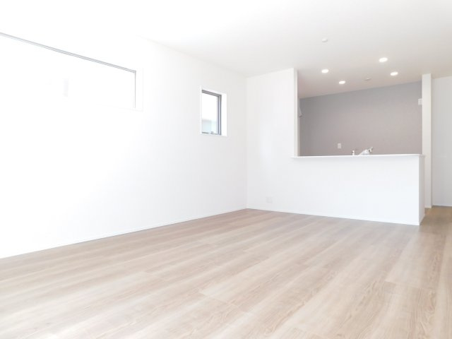 海部郡蟹江町平安２丁目の新築一戸建の居間・リビング|◇リビング◇　　南面で明るいリビング１６．０帖　リビングや庭の様子が見渡せる対面キッチン♪