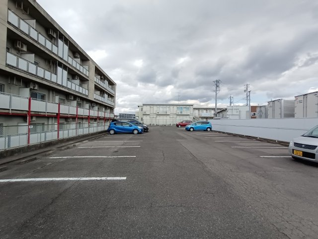 サンライズ48の駐車場