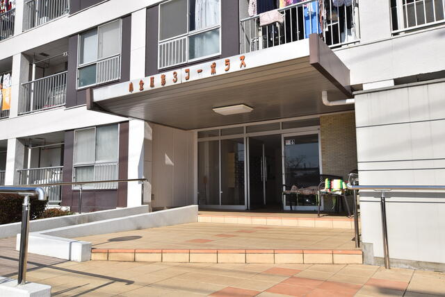 小金原第３コーポラスのエントランス