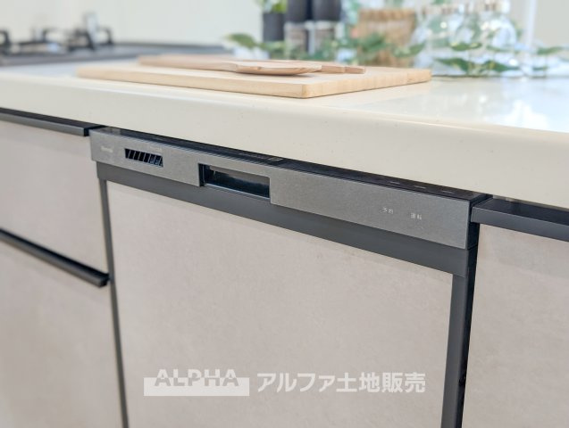 ~青梅新町7丁目~Newly Built Homeのキッチン|【Food washing machine】
◆食洗機◆家事の時間を短縮し、お子様との大切な時間をもっと楽しく。手荒れも防げて節水効果も高い、忙しい毎日に嬉しい人気の設備です。