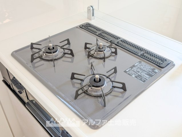 ~青梅新町7丁目~Newly Built Homeのキッチン|【gas stove】◆ガスコンロ◆使い勝手に配慮されたガスコンロを備えたキッチン。火力調整がしやすく、毎日の調理がスムーズに進み、家事の時間を心地よく支えてくれます