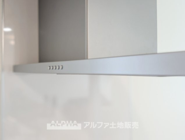 ~青梅新町7丁目~Newly Built Homeのキッチン|【Low-Profile Range Hood】
◆スリムレンジフード◆静かに心地よく空気を整えるリファインド設計。油汚れも付きにくく、お手入れも簡単。清潔で美しいキッチン空間を保ちます。