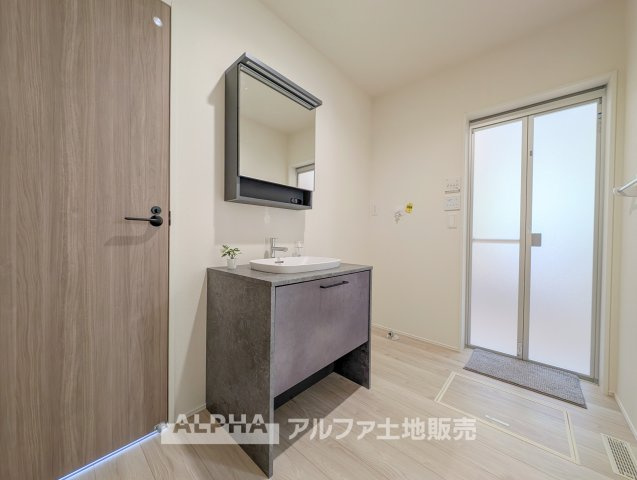 ~青梅新町7丁目~Newly Built Homeの独立洗面台|【Vanit】◆洗面台◆身支度がしやすい洗面台は、収納力にも配慮した設計。朝の準備から帰宅後まで、家族みんなが使いやすい空間です。