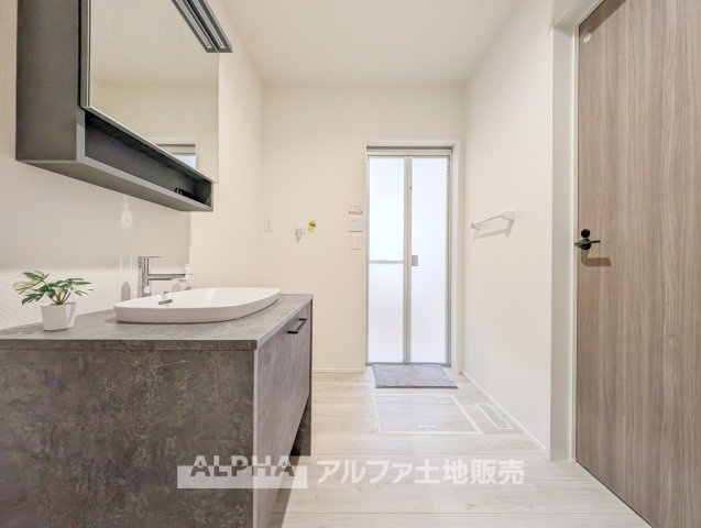 ~青梅新町7丁目~Newly Built Homeのランドリースペース|【Laundry space】
◆ランドリースペース◆広々した空間で雨の日でも十分に洗濯物を乾かすことが出来ます。バスルームには浴室換気乾燥機も付いているので重宝しますね。