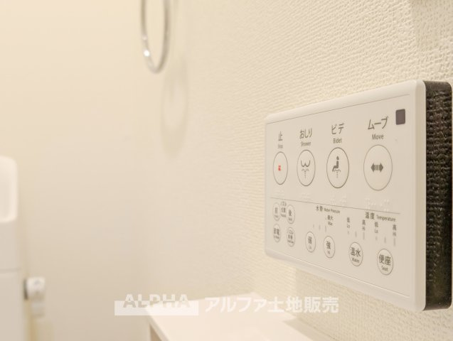 ~青梅新町7丁目~Newly Built Homeのトイレ|【Warm water flush toilet】
◆温水洗浄便座付きトイレ◆お掃除も楽々。快適に過ごすためには今や欠かせない設備の一つです。壁掛けリモコンで使いやすくいつでも清潔に保てます。