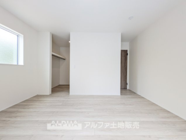~青梅新町7丁目~Newly Built Homeの収納|【Open closet】
◆オープン・クローゼット◆あえて開放する事で空間の演出と、大切な洋服、バッグやアクセサリーを湿気から守ります。大切な思い出の品々を傍らにそっと置いておきたい空間となります。