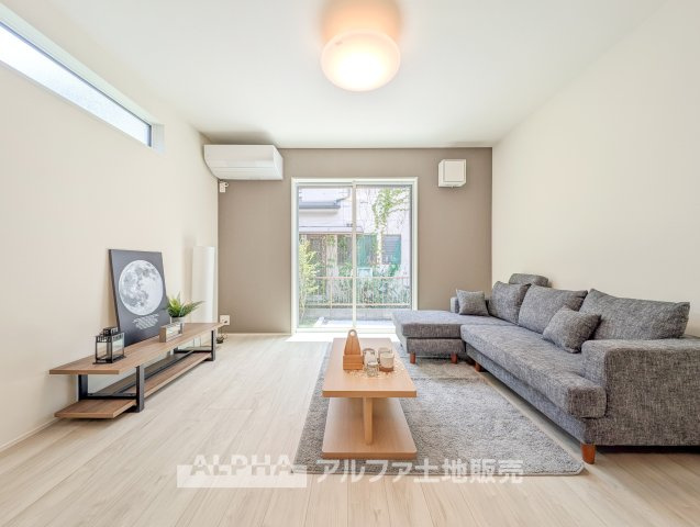 ~青梅新町7丁目~Newly Built Homeの居間・リビング|【A home found by chance】
◆偶然見つけた物件で◆思わぬ空間を手に入れたい。愛を育み、人と出会い、新たな命に恵まれる。そんな未来を創造してぬくもりのある住空間を君と共有したい。