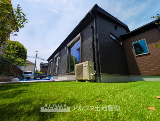 ~青梅新町7丁目~Newly Built Homeの庭|【Garden with Artificial Grass】
◆人工芝のお庭◆いつでも美しい緑が広がる人工芝の庭。お手入れいらずで清潔感があり、家族が心地よく過ごせる憩いのプライベート空間です。