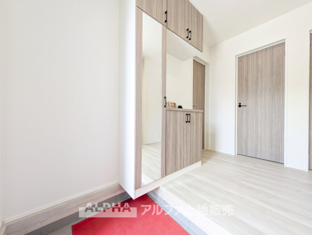 ~青梅新町7丁目~Newly Built Homeの玄関|【Welcome Space】
◆玄関◆帰宅時にほっとできる、穏やかな空気感の玄関。整った空間が日々の切り替えを自然にサポートし、来客時にも好印象を与えます。