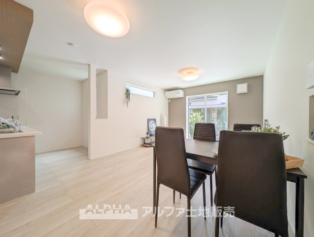 ~青梅新町7丁目~Newly Built Homeの居間・リビング|【cozy living】
◆休日は◆仕事から切り離された家族の為だけの場所でゆっくりくつろぎたい。趣味や、習い事で休日を過ごすも楽しいが、結局はここが安らげる。