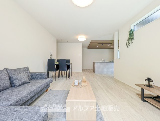 ~青梅新町7丁目~Newly Built Homeの居間・リビング|【Cool wind】
◆窓を開けると◆冷涼な風、そよぐリビング。だんらんの場所はここから始まり、ここで終わる。家族の笑顔が集う素敵な場所だから、こだわり抜いた思いが詰まっているのだと思う。
