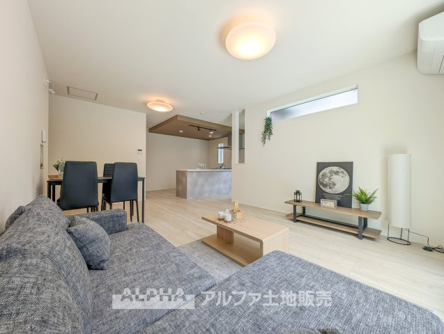 ~青梅新町7丁目~Newly Built Homeの居間・リビング|【light a living】
◆明るいリビング◆にペイントして君との時間を有意義に過ごしたい。ここでの暮らしは僕たちにとって宝物になる。
