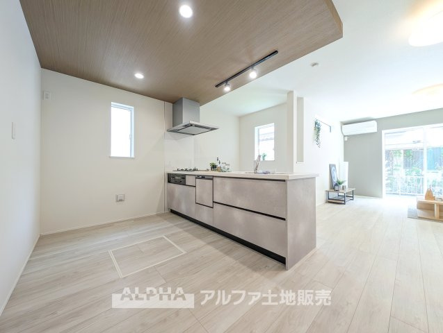 ~青梅新町7丁目~Newly Built Homeのキッチン|【Happy circle Kitchen】
◆団欒キッチン◆キッチンからは家族の団欒が飛び交い明るい陽射しを浴びながらの朝食は楽しく素敵な時を奏でる空間。
