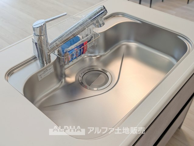 ~青梅新町7丁目~Newly Built Homeのキッチン|【Water cleaner】
◆浄水器◆蛇口から流れ出すお水はクリーンでいつも楽しめます。また浄水器内臓シャワー混合栓なので場所取らずのスッキリとしたスタイルです。