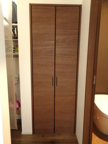 北見市川東29番53　中古売家の収納|１階トイレ横収納