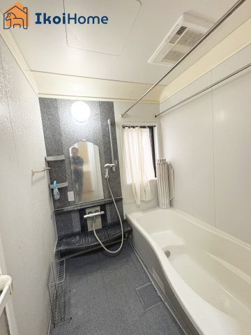 明石市二見町西二見　中古戸建の浴室|●年中無休：当日予約可●小窓ございますので通気・換気良好です。清潔な空間を保っていただけます。