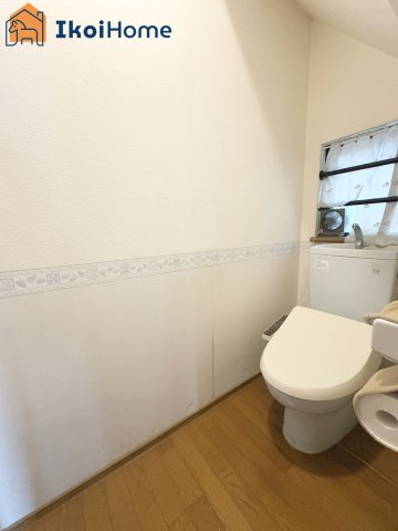 明石市二見町西二見　中古戸建のトイレ|●年中無休：当日予約可●1階ウォッシュレット付のお手洗いです。小窓付きで換気も良好！