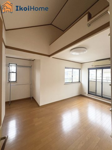 明石市二見町西二見　中古戸建のその他|●年中無休：当日予約可●吹抜＆バルコニーに面している為、明るく開放的な2階の7.5帖洋室です！