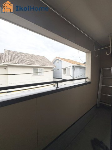 明石市二見町西二見　中古戸建のバルコニー|●年中無休：当日予約可●急な雨でも安心の屋根付きバルコニー！お布団等もしっかり干せます♪