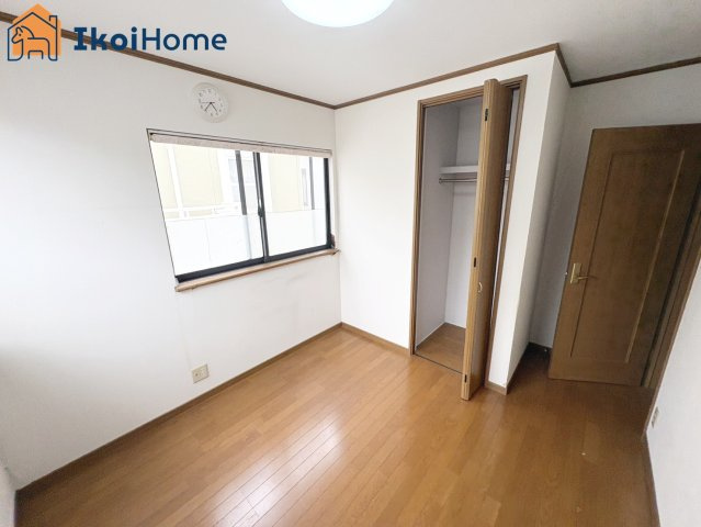 明石市二見町西二見　中古戸建の子供部屋|●年中無休：当日予約可●2面採光で明るい2階の5帖洋室です。収納スペースも完備！