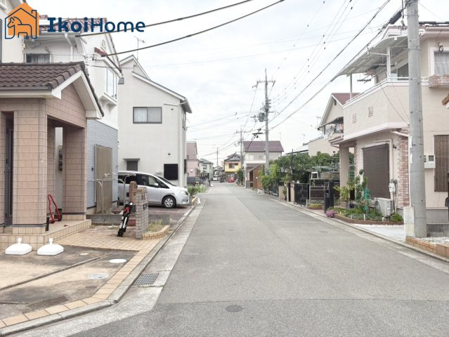 明石市二見町西二見　中古戸建の前面道路含む現地写真|●年中無休：当日予約可●前面道路は幅員約6ｍ、通風採光良好＆開放感のある角地です♪