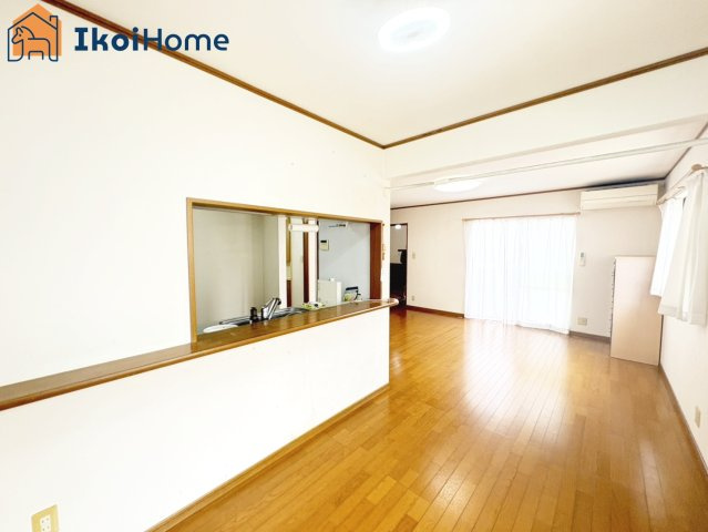 明石市二見町西二見　中古戸建の居間・リビング|●年中無休：当日予約可●三面採光で明るいLDKです♪キッチンは来客時に安心のセミオープンタイプ！