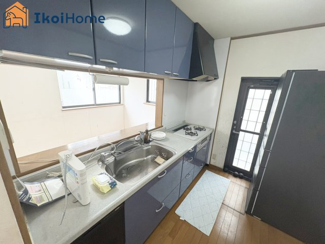 明石市二見町西二見　中古戸建のキッチン|●年中無休：当日予約可●キッチンにはゴミ出し等に便利な勝手口付き。便利な床下収納庫もございます。