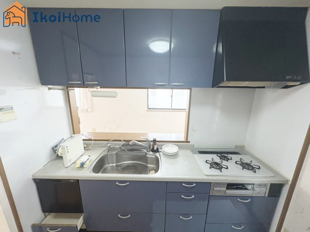 明石市二見町西二見　中古戸建のキッチン|●年中無休：当日予約可●キッチンと同色の吊戸棚付きのキッチンは統一感があり、収納にも困りません。